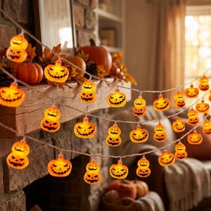 Peut inclure: Une guirlande lumineuse LED orange composée de petites citrouilles d'Halloween lumineuses. Les lumières prennent la forme de citrouilles individuelles et de paires empilées, toutes avec des visages sculptés, reliées par un fil électrique fin.