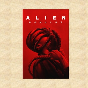 Puede incluir: Un póster de película vertical con un fondo rojo vibrante que presenta el texto ALIEN ROMULUS en blanco en la parte superior. Una criatura oscura y texturizada con largos apéndices envuelve una cabeza, con una cola sobre el hombro.