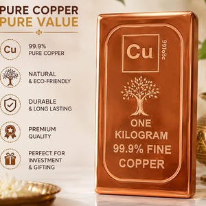 Könnte beinhalten: Ein rechteckiger Kupferbarren mit einem Gewicht von einem Kilogramm, der das chemische Symbol Cu, ein Baumsymbol und den Text 99.9% FINE COPPER zeigt. Der Barren wird neben Text präsentiert, der Merkmale wie 99.9% reines Kupfer, natürlich und langlebig auflistet.