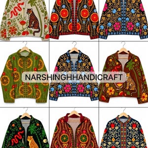 Pode incluir: Uma coleção de nove jaquetas de manga comprida com bordados intrincados com motivos florais, de tigres e serpentes em várias cores, incluindo preto, verde, vermelho e azul. Cada jaqueta é exibida em um cabide de madeira com o texto NARSHINGHHANDICRAFT.