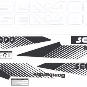 Puede incluir: Un conjunto de calcomanías de vinilo en blanco y negro para una moto acuática Sea-Doo. Los gráficos incluyen el texto Sea-Doo, Bombardier y SP, junto con patrones de rayas diagonales, etiquetas de advertencia y un panel de control.
