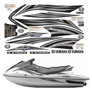 Könnte beinhalten: Ein weiß-schwarzer Yamaha WaveRunner VX110 Sport Jet-Ski mit passendem Aufkleberset. Das Set enthält verschiedene graue und schwarze Grafikstreifen, WaveRunner- und VX110 Sport-Schriftzüge, 4 Stroke-Aufkleber sowie Yamaha-Logos.