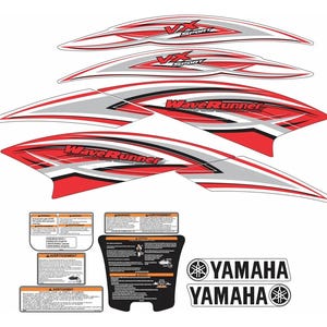 Puede incluir: Un conjunto de calcomanías para moto acuática, con franjas gráficas rojas, blancas y grises con el texto VX SPORT y WAVERUNNER. Incluye varias etiquetas de advertencia en blanco y negro y dos logotipos de la marca YAMAHA con el icono de diapasón.