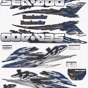 Puede incluir: Un conjunto de calcomanías para una moto acuática Sea-Doo con el texto Sea-Doo y XP en una fuente audaz y estilizada. Los gráficos incluyen patrones de camuflaje abstractos en azul, gris y blanco, junto con la palabra Bombardier en azul oscuro.