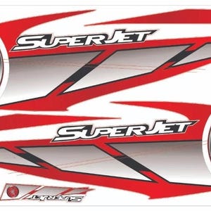 Puede incluir: Un conjunto de pegatinas de vinilo en rojo, plata y negro con el logotipo de Yamaha y el texto SUPERJET. El diseño incluye dos grandes franjas gráficas horizontales, dos emblemas circulares con el símbolo de Yamaha y pequeños logotipos.