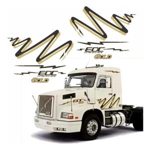 Pode incluir: Um caminhão semirreboque branco com decalques gráficos pretos e dourados na lateral e no capô. Os designs incluem um padrão em ziguezague, linhas horizontais e o texto EDC ELECTRONIC DIESEL CONTROL GOLD. O caminhão possui grade frontal.