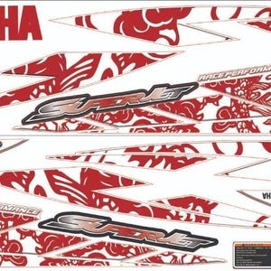 Puede incluir: Un conjunto de pegatinas Yamaha SuperJet en rojo y blanco con intrincados patrones inspirados en dragones, texto race performance y marca free style. La hoja incluye varios elementos gráficos alargados, etiquetas de advertencia y logotipos.