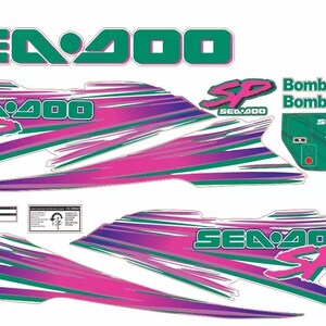 Puede incluir: Un conjunto de pegatinas Sea-Doo SP con un degradado vibrante de rosa, morado y verde azulado. Los gráficos incluyen el logotipo de Sea-Doo, el texto Bombardier y varias etiquetas de advertencia de seguridad con iconos sobre fondo blanco.