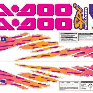 Puede incluir: Un conjunto de calcomanías Sea-Doo SPI con gráficos abstractos de ondas en rosa brillante y naranja. La hoja incluye logotipos grandes de Sea-Doo, el texto SPI e IDS, una calcomanía morada para el tablero con el texto Rotax Powered y etiquetas.