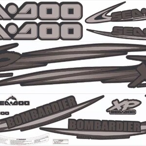 Puede incluir: Un conjunto de calcomanías de vinilo gris y negro para una moto acuática Sea-Doo XP. La colección incluye múltiples logotipos de Sea-Doo, la marca XP y texto de Bombardier, todos con diseños gráficos estilizados y bordes definidos.