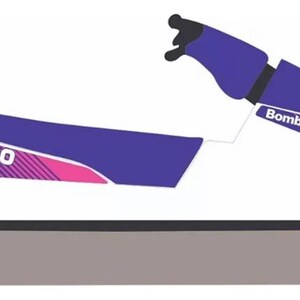 Peut inclure: Une motomarine blanche avec des accents graphiques violets et roses, arborant le logo Sea-Doo et le texte Bombardier sur le côté. Le design comprend un siège violet, un guidon violet et une base de coque grise, avec un logo Sea-Doo séparé.