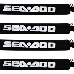 Könnte beinhalten: Vier identische schwarze zylindrische Fender, jeweils mit dem weißen Schriftzug SEA-DOO horizontal in der Mitte bedruckt. Jeder Fender verfügt über eine schwarze Stoffschlaufe an einem Ende zur sicheren Befestigung und Anbringung.
