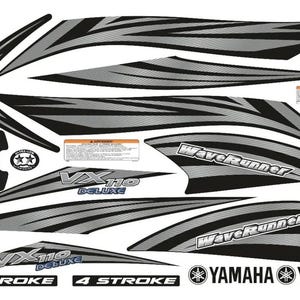 Puede incluir: Un conjunto de pegatinas Yamaha WaveRunner VX110 Deluxe en negro y gris sobre fondo blanco. Los gráficos presentan líneas angulares nítidas, el texto 'WaveRunner', 'VX110 Deluxe', '4 STROKE' y 'YAMAHA', junto con varias etiquetas de advertencia.