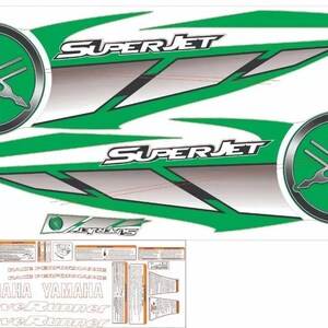Puede incluir: Un conjunto de calcomanías de vinilo para moto acuática Yamaha SuperJet, que incluye dos grandes paneles gráficos laterales en verde y plata, dos logotipos circulares de Yamaha y una hoja de etiquetas con las marcas Yamaha y WaveRunner.