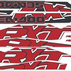 Könnte beinhalten: Ein Set aus roten, schwarzen und weißen Vinyl-Aufklebern für ein Sea-Doo Wasserfahrzeug. Die Grafiken zeigen den Text Sea-Doo, RXT und 215 in fetter, stilisierter Schrift. Diese Klebeaufkleber sind für die Anbringung am Rumpf vorgesehen.
