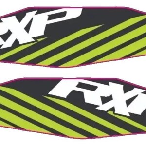 Puede incluir: Dos calcomanías alargadas en forma de diamante que presentan el texto RXP en letras blancas en negrita. El diseño incluye un fondo gris oscuro con un patrón de rayas diagonales de color verde lima brillante que se extiende por la parte inferior.