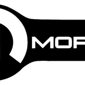 Könnte beinhalten: Ein schwarz-weißes grafisches Logo mit dem stilisierten Buchstaben M in einem Kreis auf der linken Seite, verbunden mit einer rechteckigen Erweiterung auf der rechten Seite, die das Wort MOPAR in fetten, weißen, serifenlosen Großbuchstaben enthält.