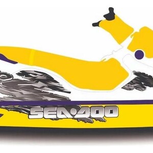 Peut inclure: Une motomarine blanche, jaune et violette avec le texte XP et Sea-Doo sur le côté, et le mot Bombardier imprimé près du guidon. Le design comprend un siège jaune et une coque inférieure jaune avec des bordures de couleur violette.