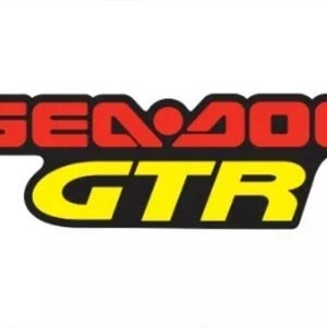 Puede incluir: El logotipo de Sea-Doo GTR presenta la palabra Sea-Doo en letras rojas en negrita con un contorno negro, situada sobre la palabra GTR en letras mayúsculas grandes de color amarillo brillante. Todo el gráfico está sobre un fondo blanco.