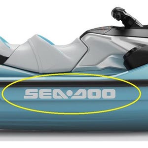 Puede incluir: Una moto acuática Sea-Doo GTX de color azul claro y blanco con un diseño aerodinámico y elegante, detalles en negro, un asiento contorneado y el logotipo de Sea-Doo en letras blancas en el lateral del casco.