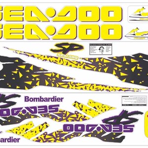 Puede incluir: Un juego de calcomanías para moto acuática Sea-Doo con patrones geométricos amarillos y morados, el texto "SEA-DOO" en amarillo negrita, logotipos "SP", marca "Bombardier" y pequeños logotipos Milmar en una hoja blanca con diagramas.
