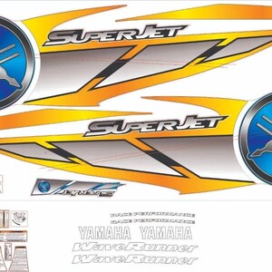 Peut inclure: Un ensemble d'autocollants pour motomarine Yamaha SuperJet comprenant deux grands logos Yamaha circulaires bleus et argentés, deux bandes graphiques SuperJet jaunes et grises, des logos Yamaha plus petits et des étiquettes WaveRunner et Race Performance.