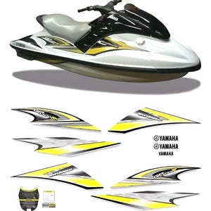 Peut inclure: Une motomarine Yamaha WaveRunner GP1300R blanche avec des autocollants graphiques noirs et jaunes. Sous la motomarine se trouvent plusieurs ensembles d'autocollants adhésifs individuels avec le texte GP1300R, WaveRunner et le logo Yamaha.
