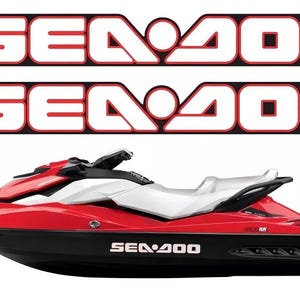 Puede incluir: Una moto acuática de color rojo, blanco y negro con un diseño aerodinámico, asiento blanco y casco negro. Sobre la moto acuática hay dos calcomanías horizontales idénticas que muestran el texto SEA-DOO en letras blancas con bordes rojos.