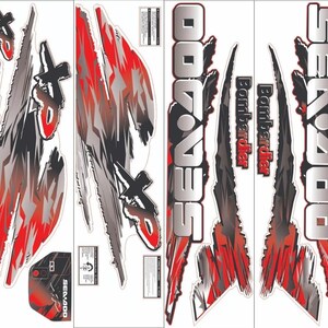 Könnte beinhalten: Ein Set von Sea-Doo XP Aufklebern mit abstrakten Pinselstrich-Grafiken in Rot, Schwarz und Silber. Das Design enthält den Text Sea-Doo, XP und Bombardier in einer kräftigen, metallisch wirkenden Schrift auf einer weißen Trägerfolie.