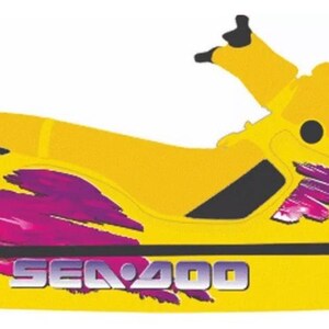 Puede incluir: Una moto acuática de color amarillo brillante con gráficos de pinceladas moradas en el lateral. El texto "SEA-DOO" está impreso en plata y negro, con "XP" en plata. Se incluye una pequeña calcomanía separada en morado y rosa con "SEA-DOO XP".
