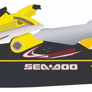 Puede incluir: Una moto de agua Sea-Doo negra y amarilla con asiento gris, cubierta de manillar amarilla y el texto Bombardier y Sea-Doo impreso en el lateral. El vehículo tiene un diseño aerodinámico con detalles amarillos a lo largo del casco y la parte trasera.