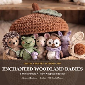 Peut inclure: Un panier en crochet en forme de gland contenant six petits animaux en peluche : un hérisson, une grenouille verte, une souris, un hibou avec une écharpe, un lapin violet et un escargot. Le texte indique : DIGITAL CROCHET PATTERN PDF ENCHANTED WOODLAND BABIES.