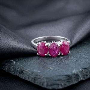 Ring met drie natuurlijke robijnen, ovale slijping, geboortesteen van juli, zilveren band, verlovingsring met drie stenen voor dames, fijne sieraden
