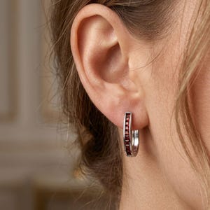 Örhängen med äkta rubin och kanalformade ringar, 925 sterlingsilver, smycken med födelsesten i juli