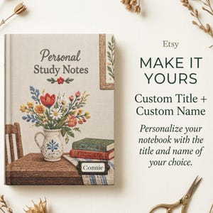 Peut inclure: Un carnet à couverture en tissu beige orné d'une broderie représentant un bouquet de fleurs dans un pichet blanc, deux livres empilés et une plaque nominative portant le nom Connie. Le texte Personal Study Notes est brodé au-dessus.