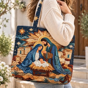 Peut inclure: Un sac fourre-tout matelassé représentant une scène de nativité colorée avec Marie, Joseph et l'enfant Jésus dans une crèche. Le motif inclut un ciel étoilé, un paysage désertique et des éléments architecturaux dans des tons bleu, or et brun.
