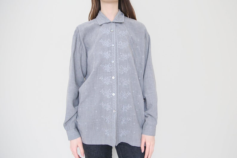 oversized grey vintage shirt with embroidered stars / snowflakes, size M image 1