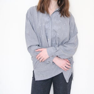 oversized grey vintage shirt with embroidered stars / snowflakes, size M image 2