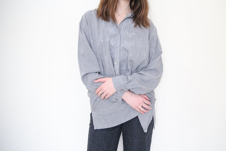 oversized grey vintage shirt with embroidered stars / snowflakes, size M image 2