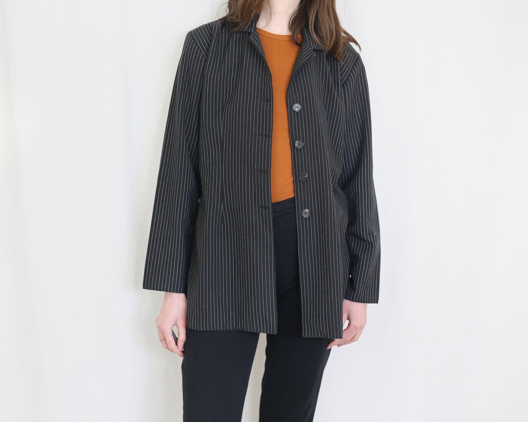 BLACK BLAZER W/WHITE STRIPE SLV DETAIL