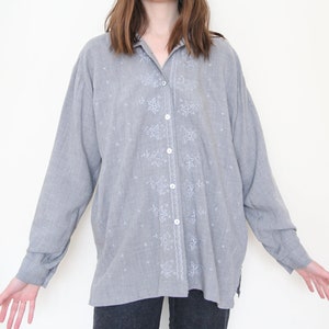 oversized grey vintage shirt with embroidered stars / snowflakes, size M image 3