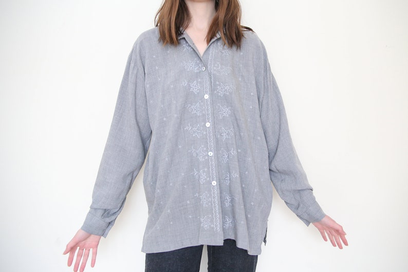 oversized grey vintage shirt with embroidered stars / snowflakes, size M image 3