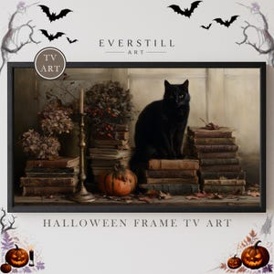 以下が含まれることがあります： Everstill Artと題された額装されたデジタルアート作品。古い本の山の上に座る黒猫、真鍮の燭台、小さなオレンジ色のカボチャが描かれています。背景にはドライフラワーや秋の落ち葉が落ち着いた色調で配置されています。
