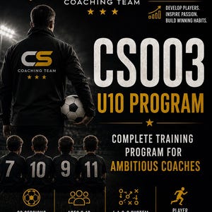 Puede incluir: Un cartel promocional para el programa CS003 U10 de Coaching Team. Muestra a un entrenador con un balón de fútbol, cuatro jugadores y texto que detalla un programa de entrenamiento profesional, 90 sesiones, edades 8-10 y sistema 4-1-3-2.