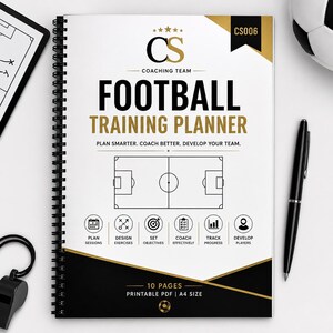 Peut inclure: Un carnet de planification d'entraînement de football à spirale avec une couverture blanche, noire et dorée. Le texte indique CS COACHING TEAM FOOTBALL TRAINING PLANNER, PLAN SMARTER. COACH BETTER. DEVELOP YOUR TEAM. Il présente un schéma de terrain et des icônes pour planifier, concevoir, fixer des objectifs, entraîner, suivre les progrès et développer les joueurs. La couverture mentionne 10 PAGES PRINTABLE PDF | A4 SIZE.