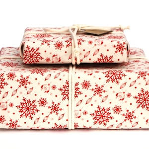 Carta da regalo in tessuto, cotone biologico, stampa di fiocchi di neve festosi in bordeaux, carta da regalo riutilizzabile senza plastica