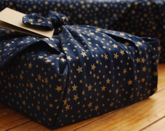 Furoshiki Geschenkverpackung, 100% Baumwolle, weihnachtliche Mini Sterne in Gold auf dunkelblauem Baumwollstoff