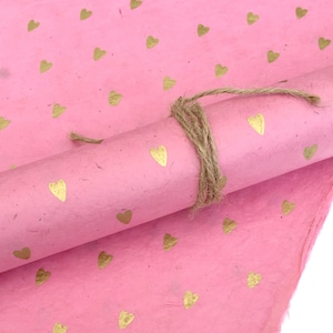 Gouden harten op handgemaakt en fairtrade lokta-papier, roze