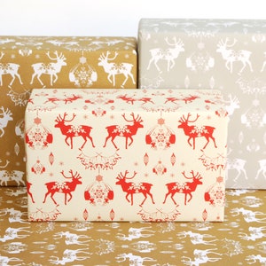 Carta da regalo riciclata, palline di Natale con renne e fiocchi di neve, inchiostri ecologici