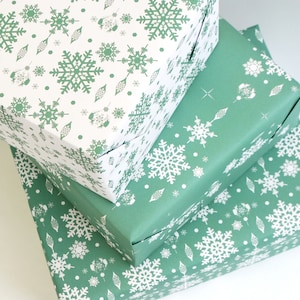 Gerecycled inpakpapier, kerstsneeuwvlokken, wit en Dusky Teal, milieuvriendelijke inkten, plasticvrij